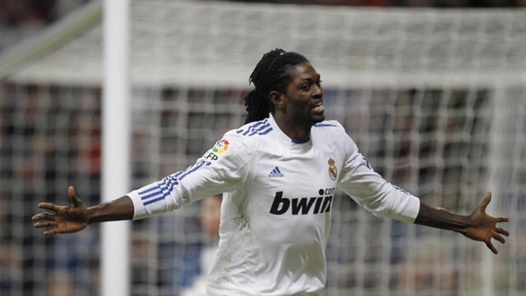 Adebayor celebra un gol con el Madrid