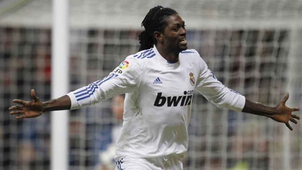 Adebayor celebra un gol con el Madrid