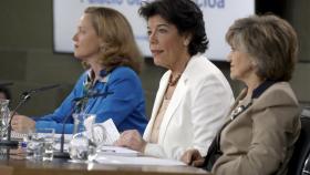 Nadia Calviño, Isabel Celaá y Maria Luisa Caicedo en el Consejo de Ministros.