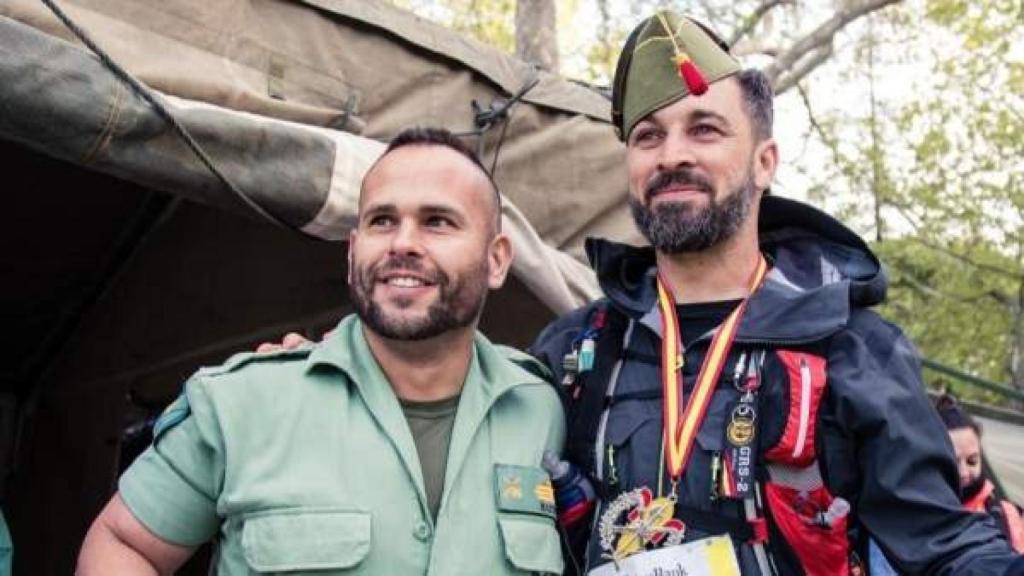 Santiago Abascal se fotografía con un caballero legionario tras los 101 kilómetros de la Legión en Ronda.