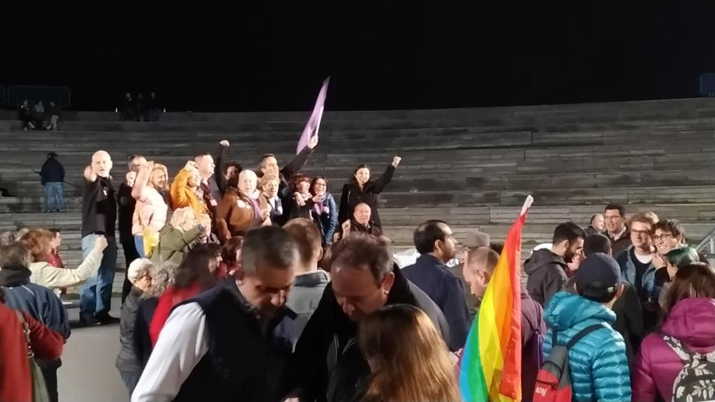 Las ancianas animadoras de la noche, subidas al escenario al acabar el mitin de cierre de campaña de Unidas Podemos.