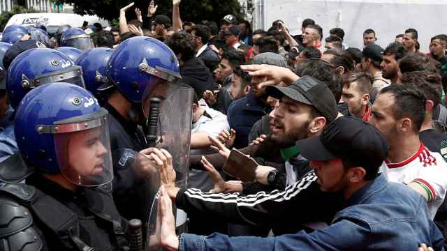 Un pulso entre manifestantes y policías en Argelia este viernes.