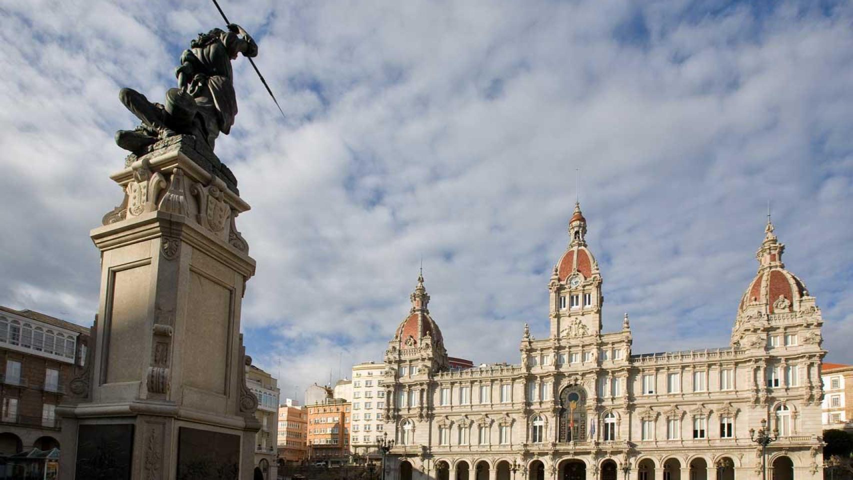 La estatua de María Pita presidiendo la plaza