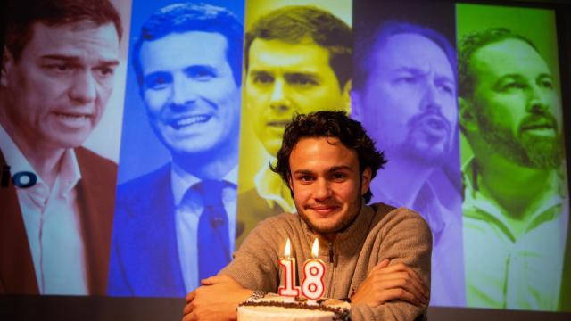 El joven posa ante una tarta de cumpleaños.