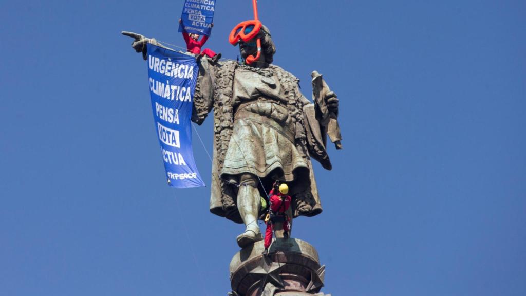 La estatua de Cristóbal Colón de Barcelona ha aparecido con gafas de buceo y una pancarta contra el cambio climático.