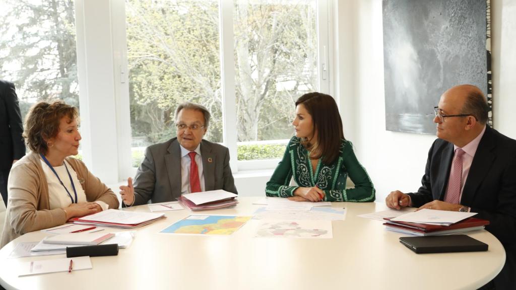 Aina Calvo Sastre, Directora Agencia Española de Cooperación Internacional para el Desarrollo; Juan Pablo de Laiglesia y Gonzalez de Peredo , presidente ex officio de la Agencia de Cooperación Internacional; la reina Letizia; y Jose Manuel Zuleta y Alejandro.