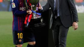 Rubiales entrega a Messi el título de Liga