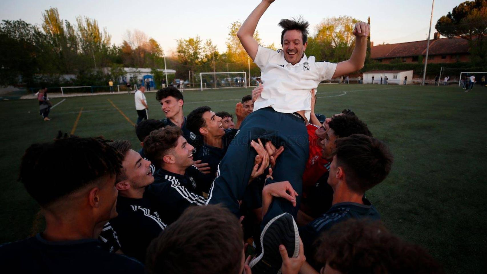 Manu Fernández, manteado por los jugadores del Juvenil C del Real Madrid