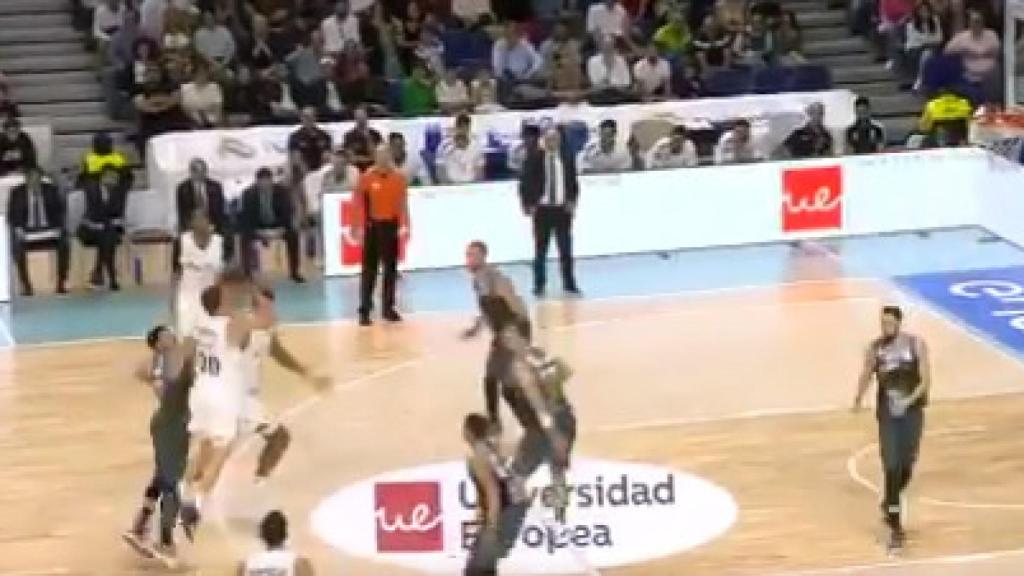 Triple de Jaycee Carroll ante el Breogán