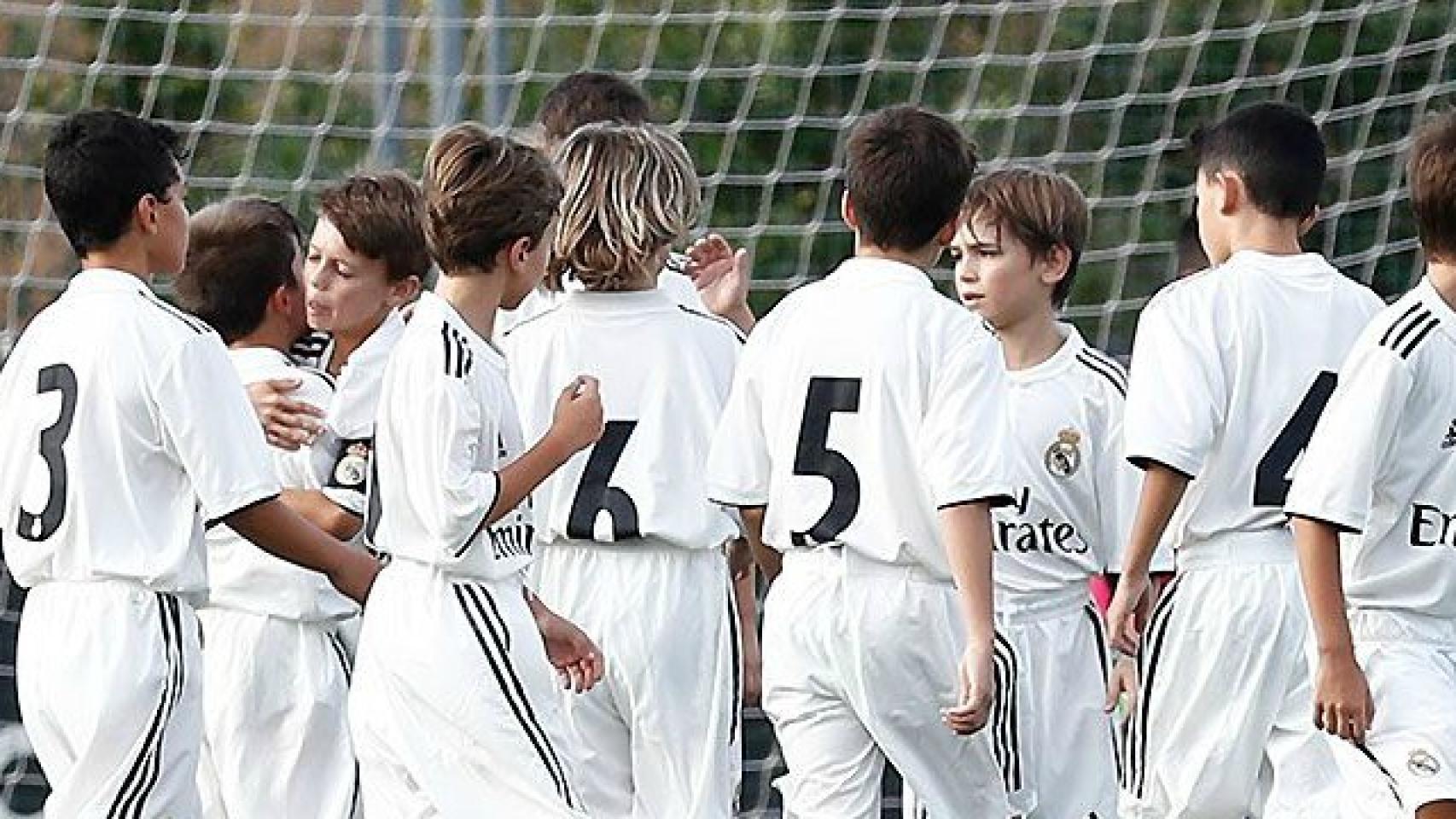 Los jugadores del Alevín B en plena celebración