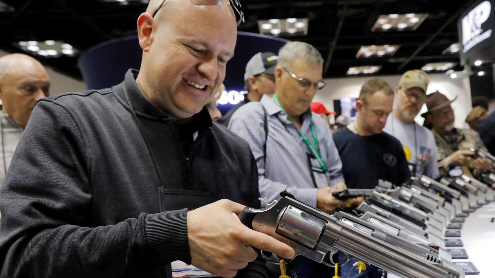 Un hombre maneja un revólver Smith & Wesson, durante la reunión anual de la Asociación Nacional del Rifle en Indianápolis, en 2019.