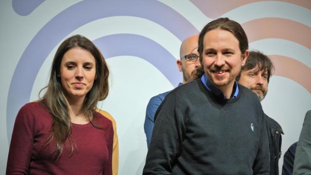 Irene Montero y Pablo Iglesias, ante la prensa en la noche electoral del 28-A.