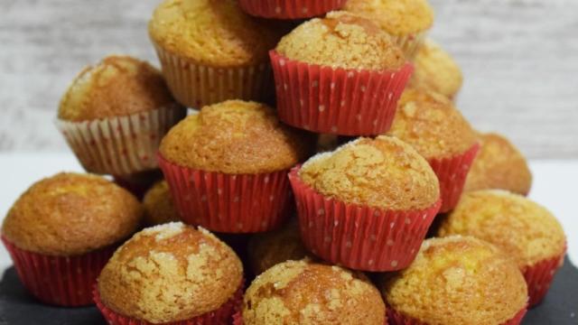 Magdalenas de chocolate blanco en versión mini, receta fácil para desayunar y merendar