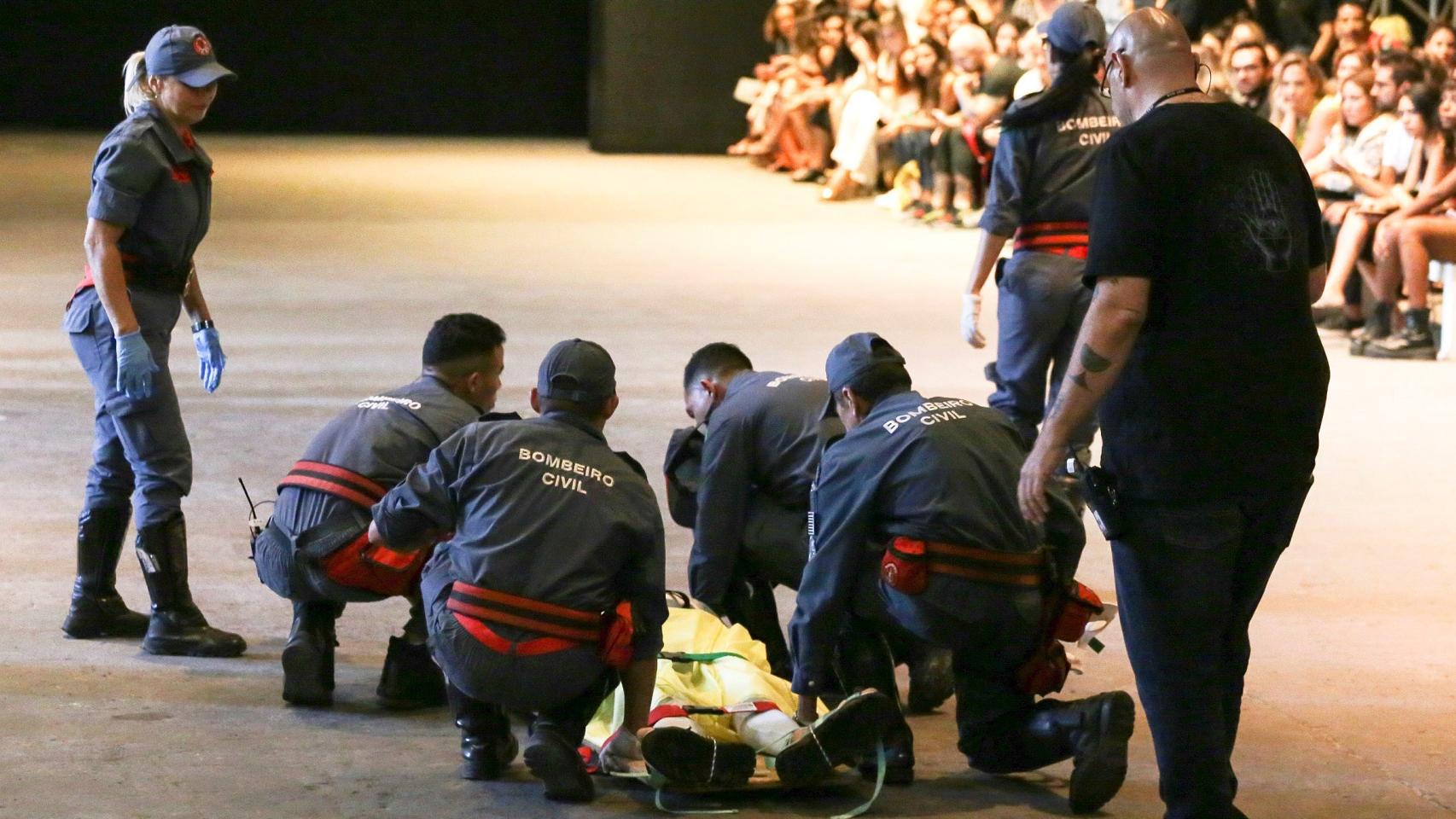 Imagen del momento en el que el modelo se desvanecía sobre la pasarela.