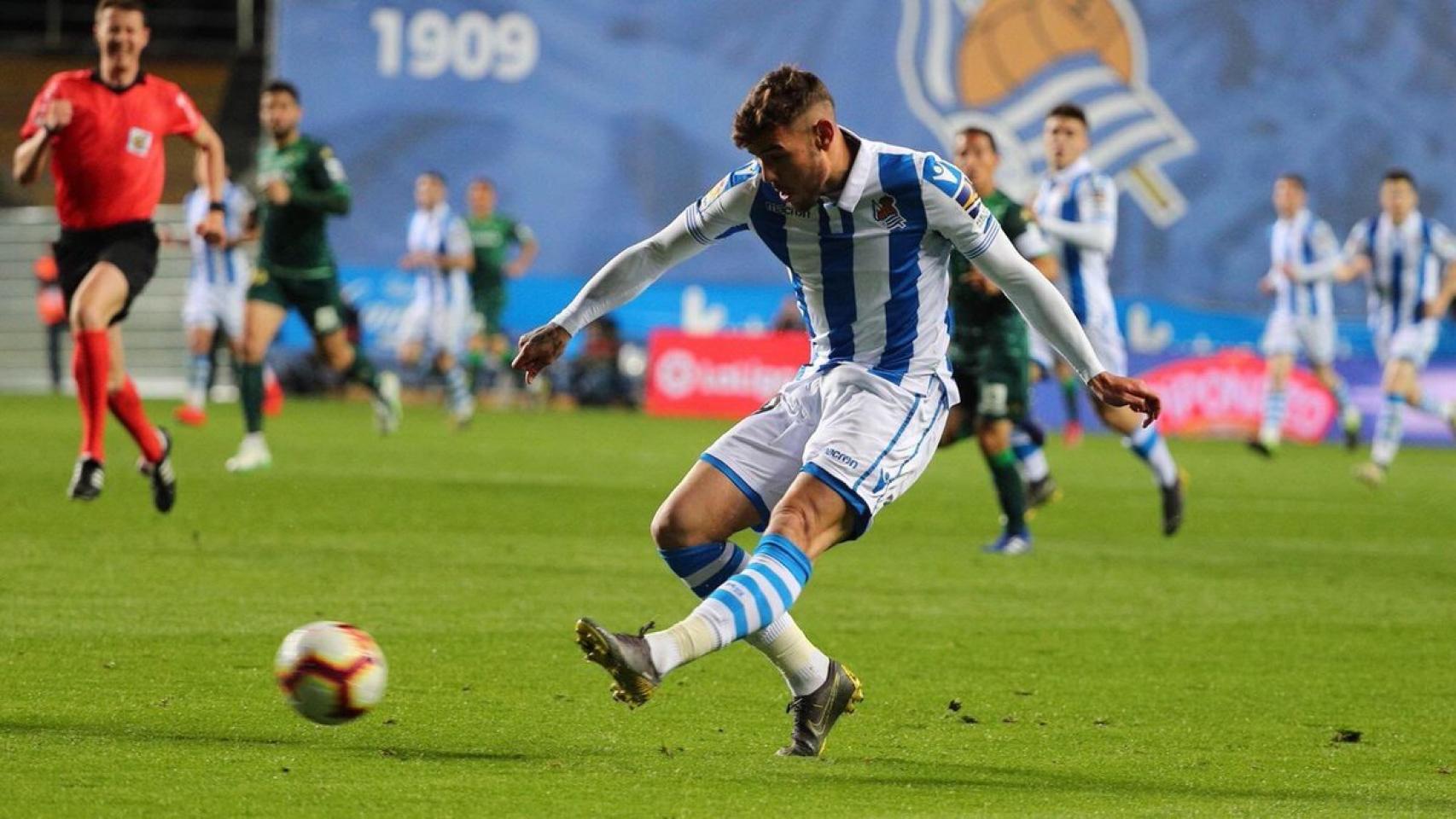 Theo Hernández con la Real Sociedad. Foto: Twitter (@TheoHernandez)