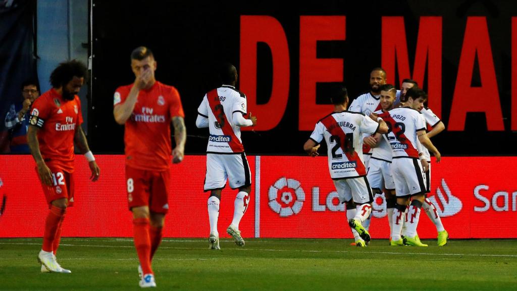 Los jugadores del Real Madrid se lamentan tras el gol del Rayo