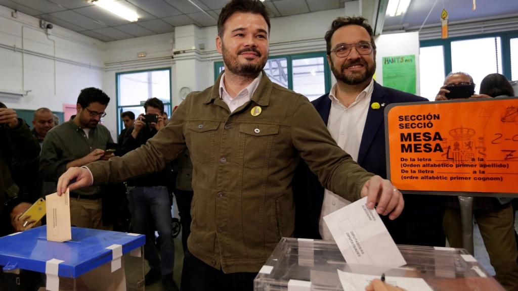 Gabriel Rufián vota en un colegio electoral de Sabadell.