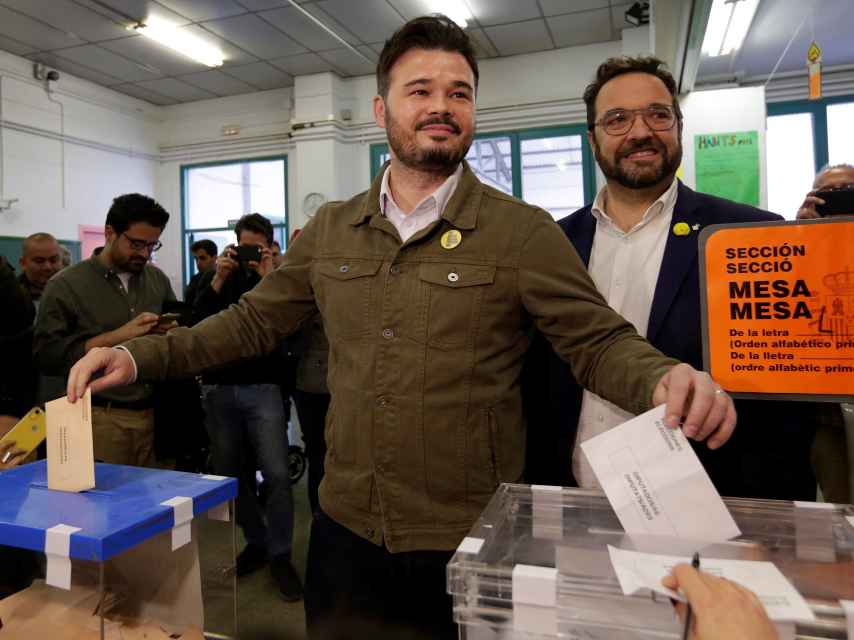 Gabriel Rufián vota en un colegio electoral de Sabadell.