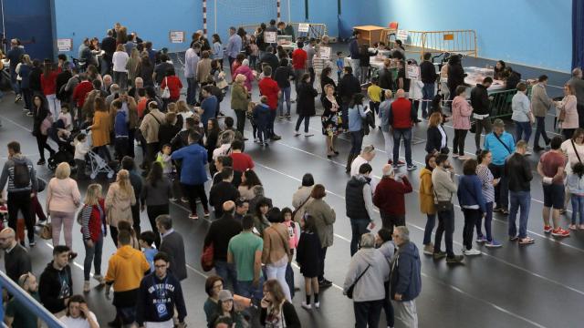 Cientos de personas hacen cola para votar e el pabellón polideportivo del Milladoiro, en Ames, a las afueras de Santiago.