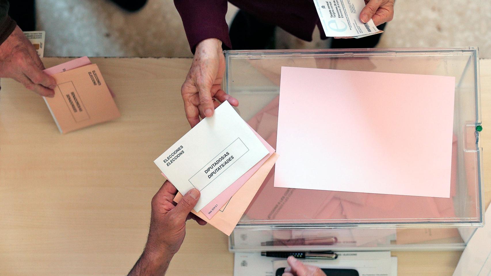 Una persona ejerce su derecho al voto en un colegio electoral de Valencia.