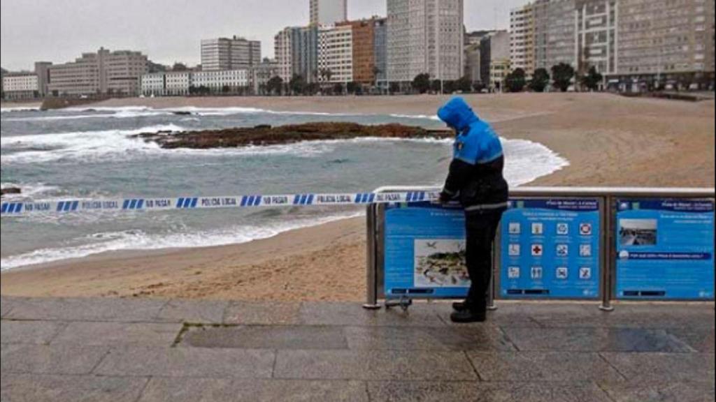 La Policía Local rescata a una mujer en estado ebrio en la playa de Riazor