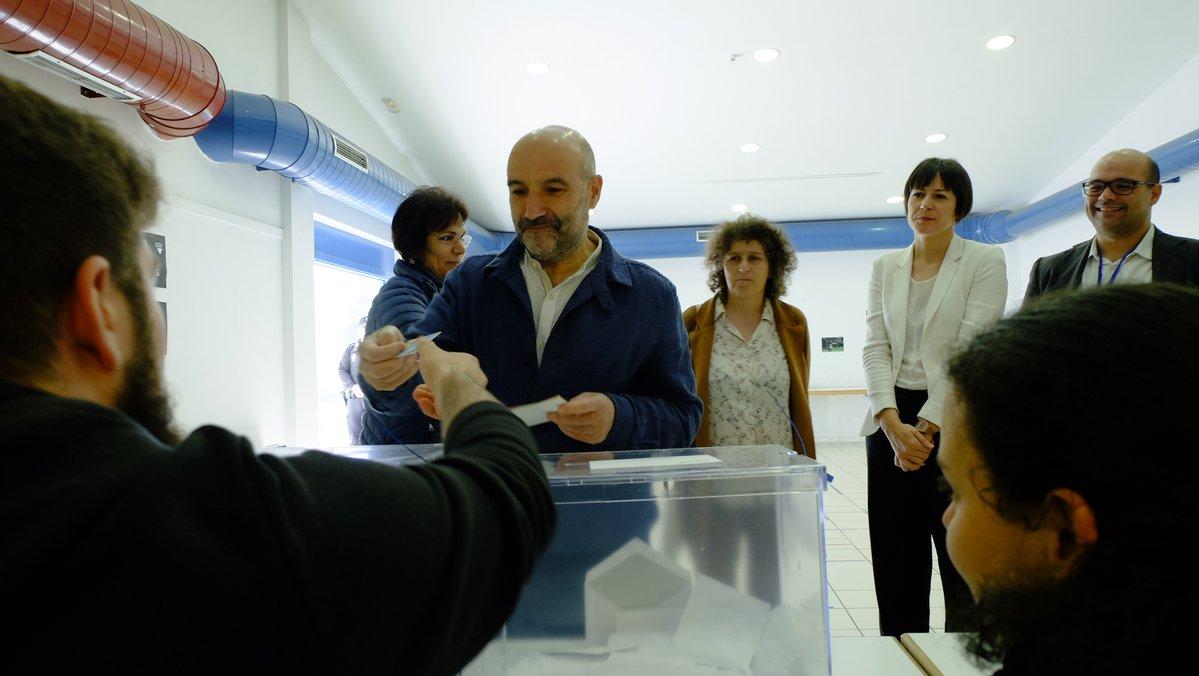 Néstor Rego votó a las 9:30 en Santiago de Compostela