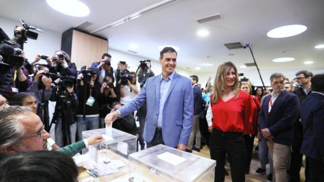 Pedro Sánchez vota en su colegio electoral.