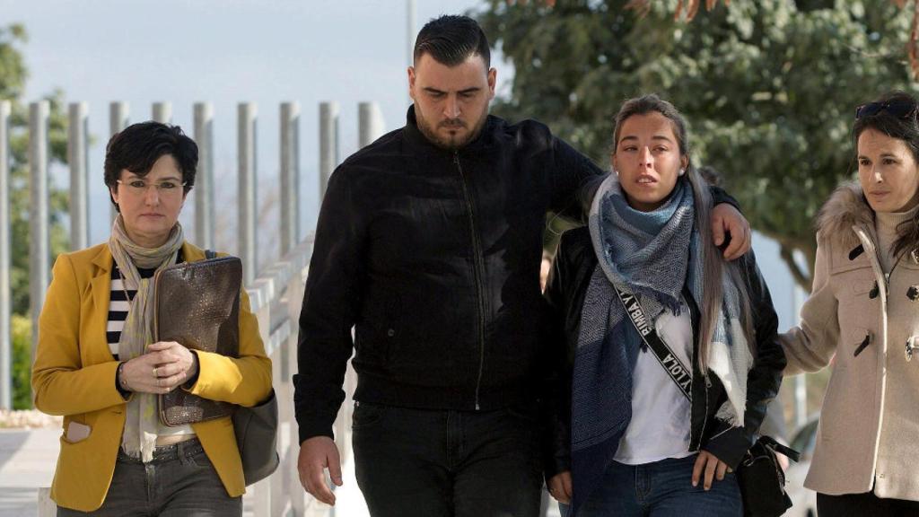 Los padres de Julen, José y Victoria, junto a su abogada.