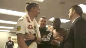 Ibrahimovic encarándose en el banquillo rival