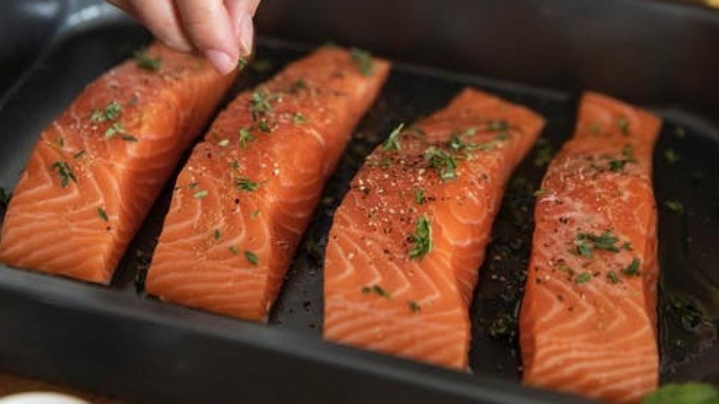 Cuatro piezas de salmón con especias