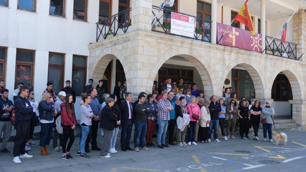 Minuto de silencio en Reocín, Cantabria, en memoria de Santi.