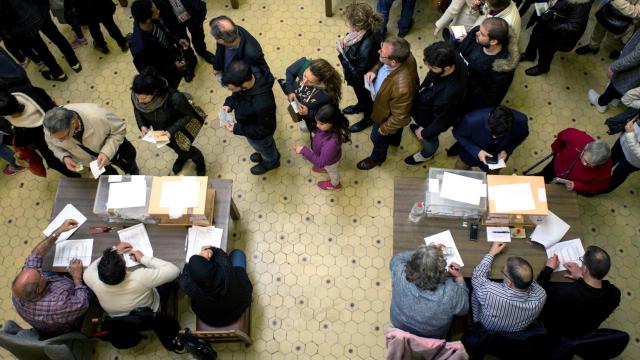 Cola para votar este domingo en el colegio electoral de la Universidad de Barcelona.