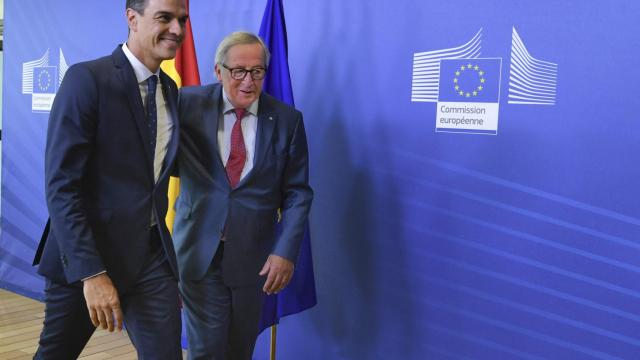 Juncker saluda a Sánchez en su última visita a la Comisión Europea el pasado diciembre