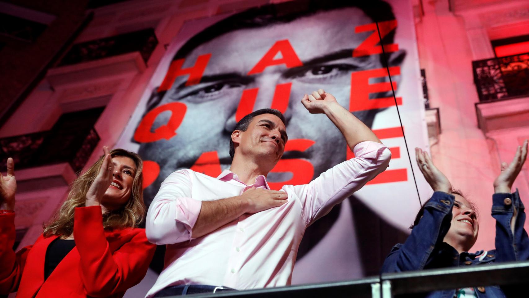 Pedro Sánchez celebra los resultados electorales en la sede socialista en la calle Ferraz, en Madrid.