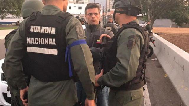 Leopoldo López tras su liberación junto a miembros de la Guardia Nacional.