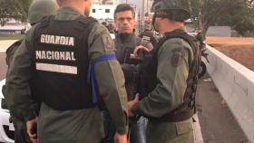 Leopoldo López tras su liberación junto a miembros de la Guardia Nacional.