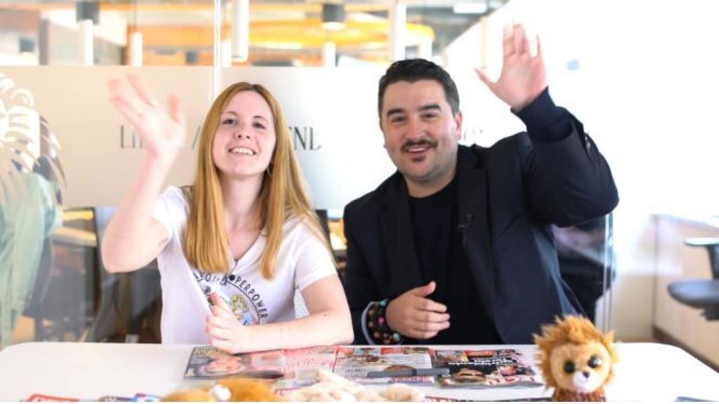 Ane Olabarrieta y Jesús Carmona en el kiosco rosa.