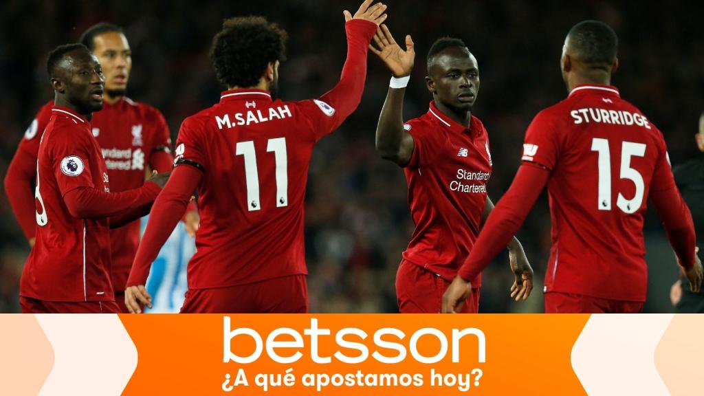 Jugadores del Liverpool celebran un gol