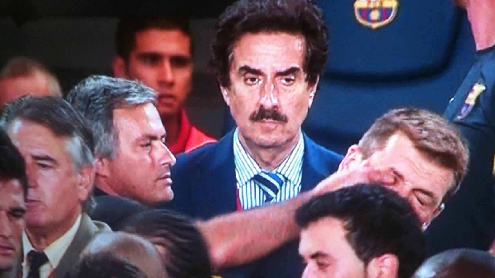 Mourinho le mete el dedo en el ojo a Tito Vilanova, con 'The Observer' en el fondo