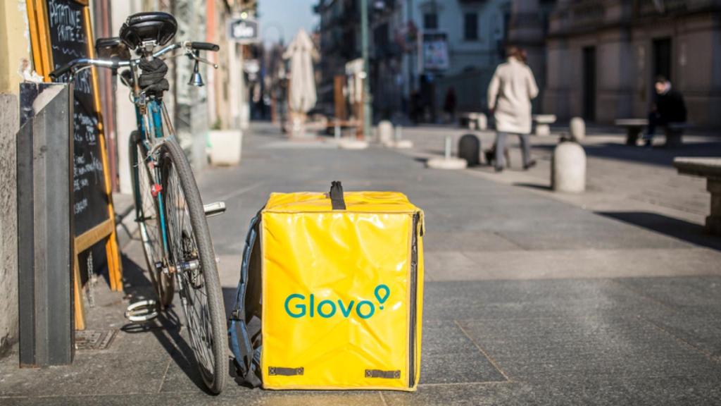 Caja de reparto de Glovo.