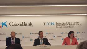 Mathias Bulach, director ejecutivo de intervención, control de gestión y Capital; Gonzalo Gortázar, CEO de Caixabank, y María Luisa Martínez, directora ejecutiva de Comunicación.