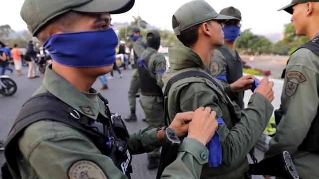 Militares venezolanos fieles a Juan Guaidó, hoy en Caracas.