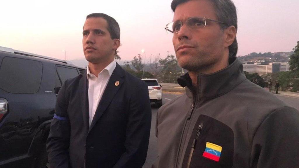 Juan Guaidó junto a Leopoldo López tras su liberación.