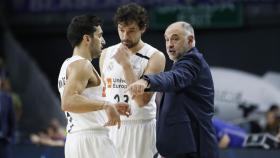 Pablo Laso da órdenes a Campazzo y Llull en el duelo ante UCAM Murcia