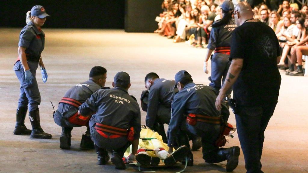 Momento en el que los servicios de emergencia atienden a Tales Cotta sobre la pasarela.