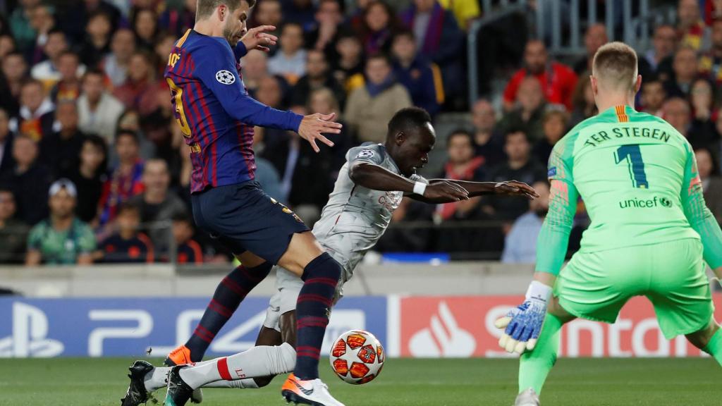 Posible penalti de Piqué sobre Mané