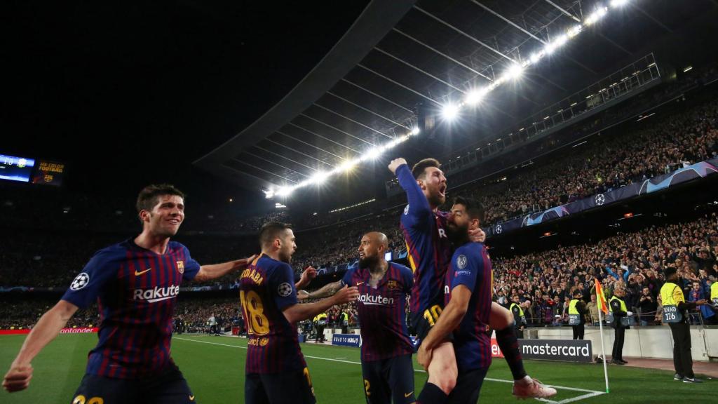 Leo Messi celebra un tanto con sus compañeros