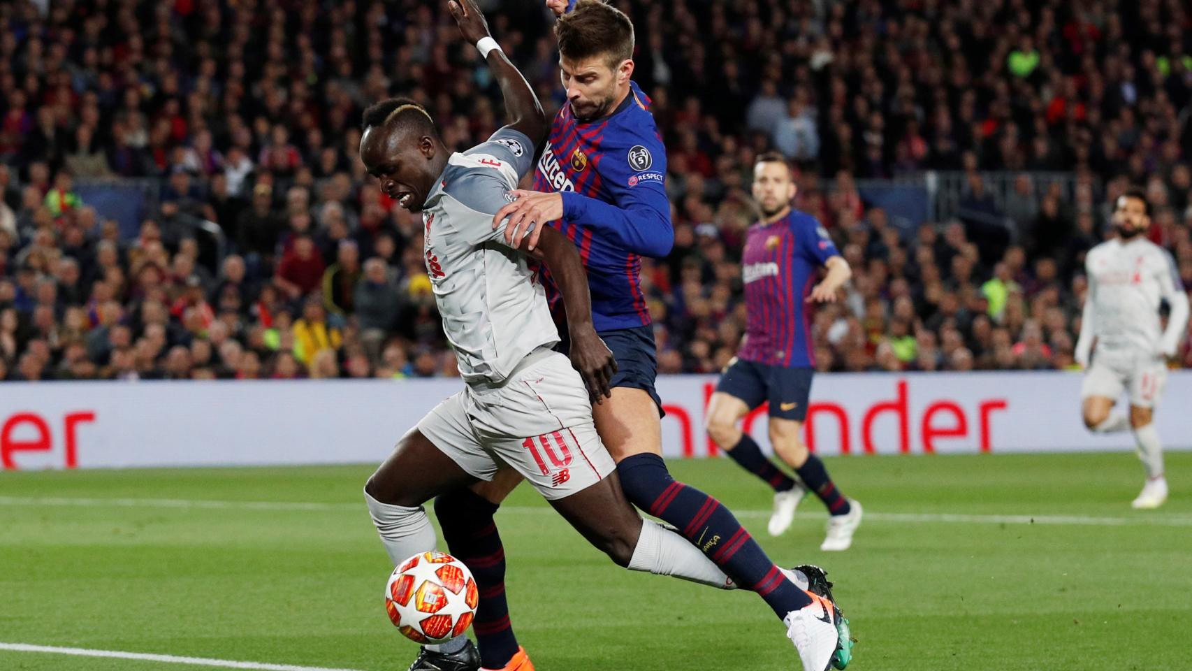 Posible penalti de Piqué sobre Mané con empate en el marcador