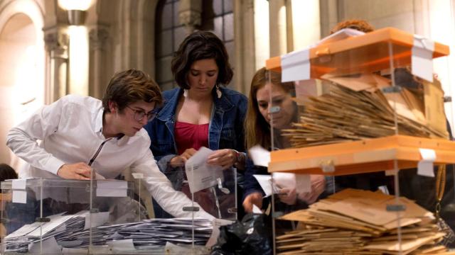 Apoderados y vocales de mesa, durante la jornada electoral.