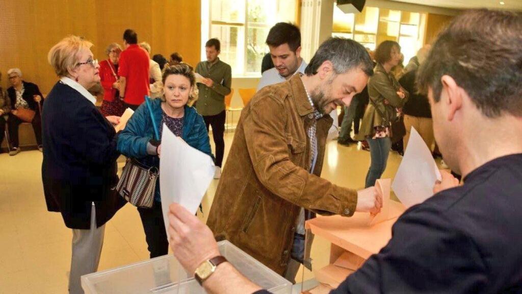 El alcalde de A Coruña, votando el 28A